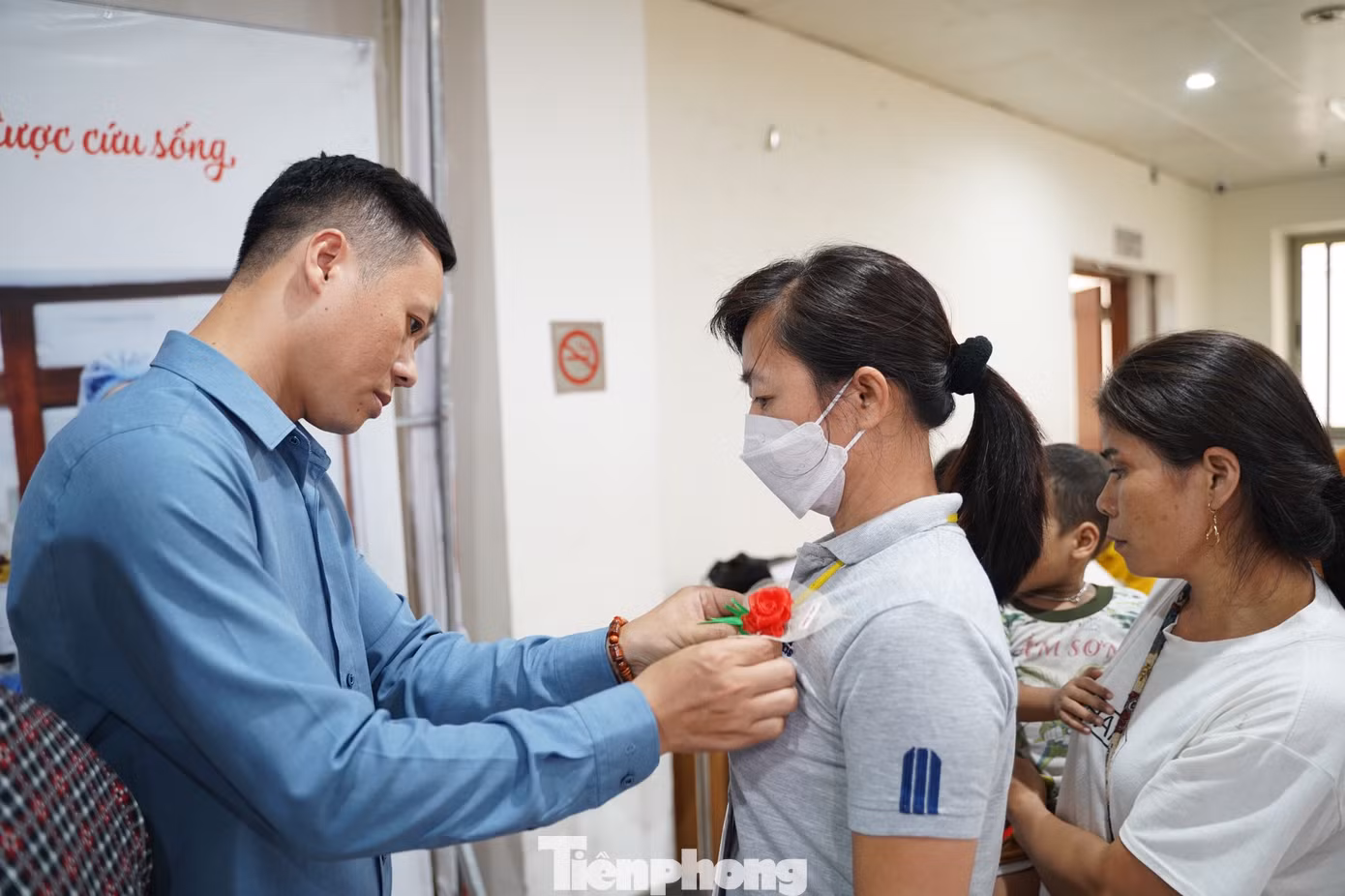 Nghi thức “Bông hồng cài áo” trong lễ Vu Lan để tưởng nhớ công ơn sinh thành của cha mẹ.