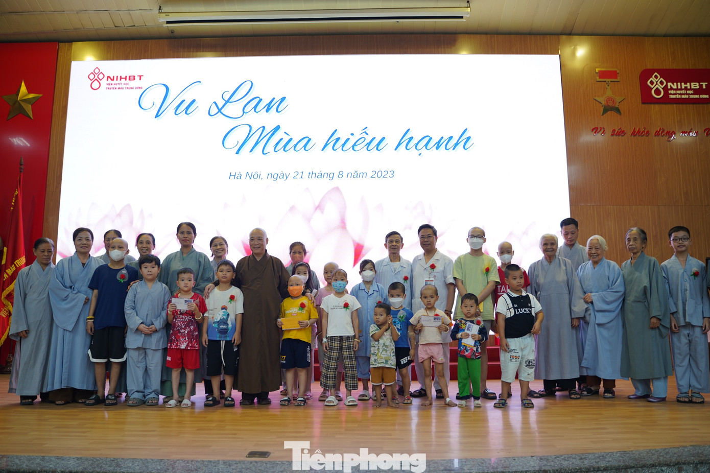 Các Phật tử chùa Bằng cùng với bệnh nhân tại Viện Huyết học - Truyền máu Trung ương chụp hình lưu niệm.