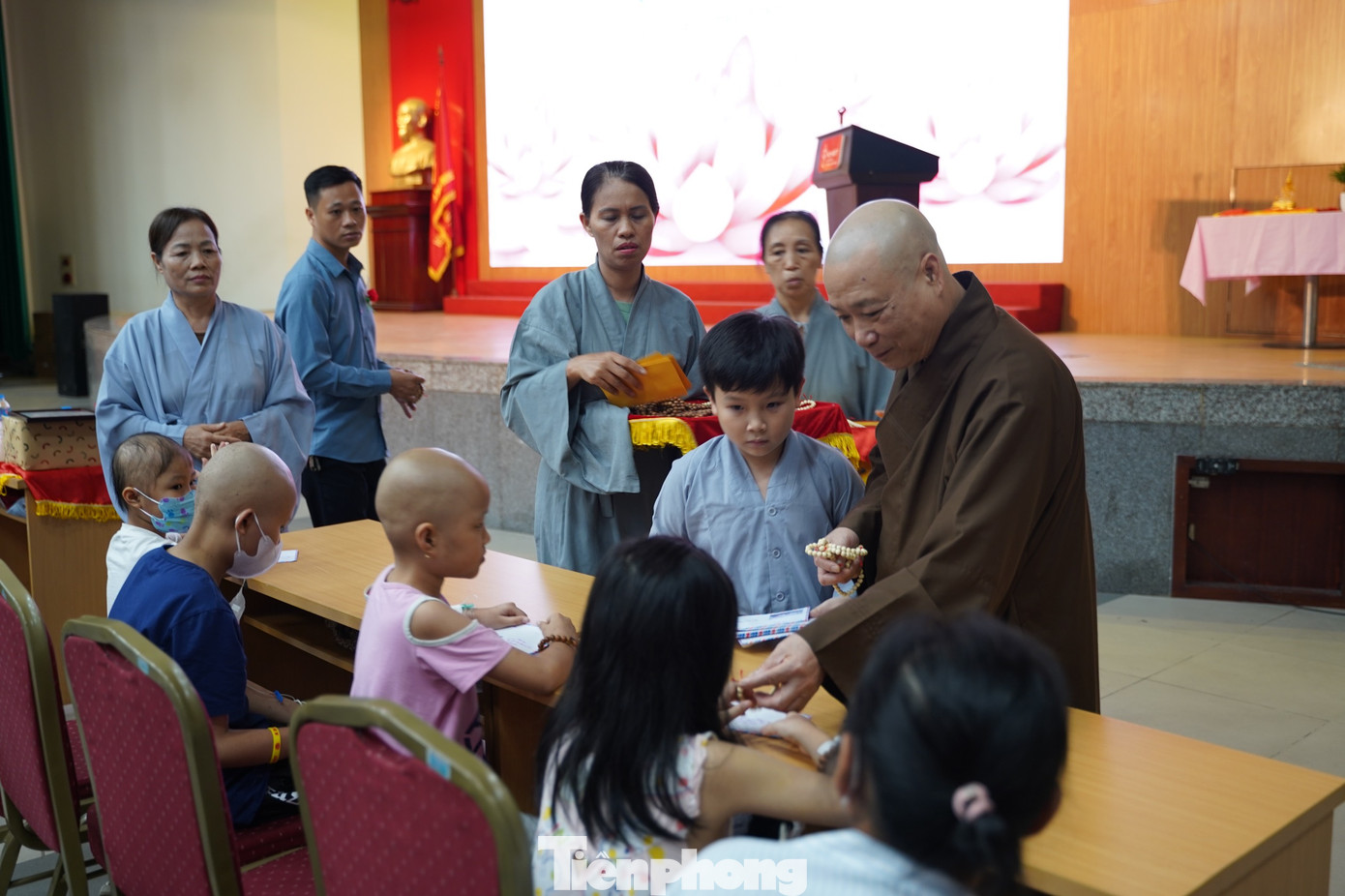 Hòa thượng Thích Bảo Nghiêm trao tặng các bệnh nhân tràng hạt với lời chúc bình an, may mắn.