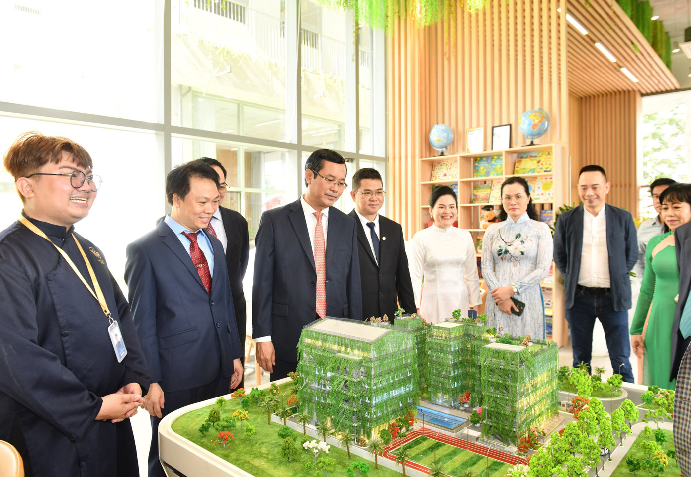 PGS. TS Nguyễn Văn Phúc - Thứ trưởng Bộ Giáo Dục &amp; Đào tạo (Thứ 3 từ trái qua) cùng đoàn đại biểu tham quan trường.
