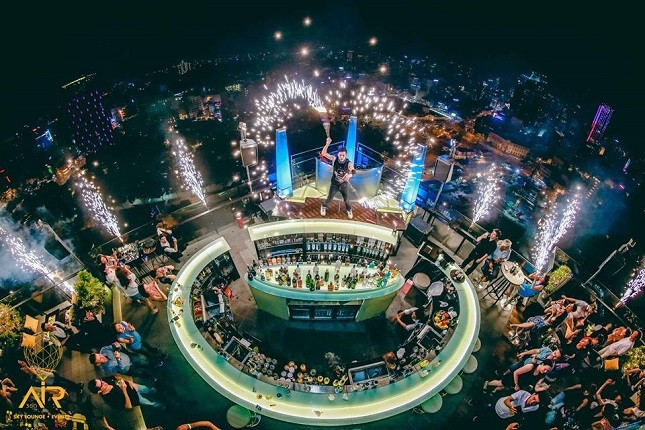 Air 360 Sky Bar là tụ điểm giải trí nổi tiếng ở TPHCM. Air 360 Sky Bar là tụ điểm giải trí nổi tiếng ở TPHCM.
