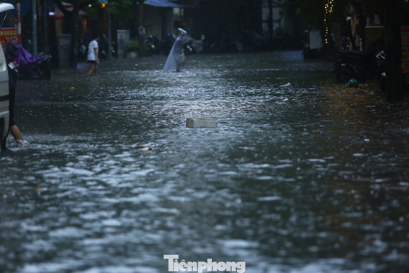 Phố Vương Thừa Vũ ngập sâu, giao thông tê liệt.