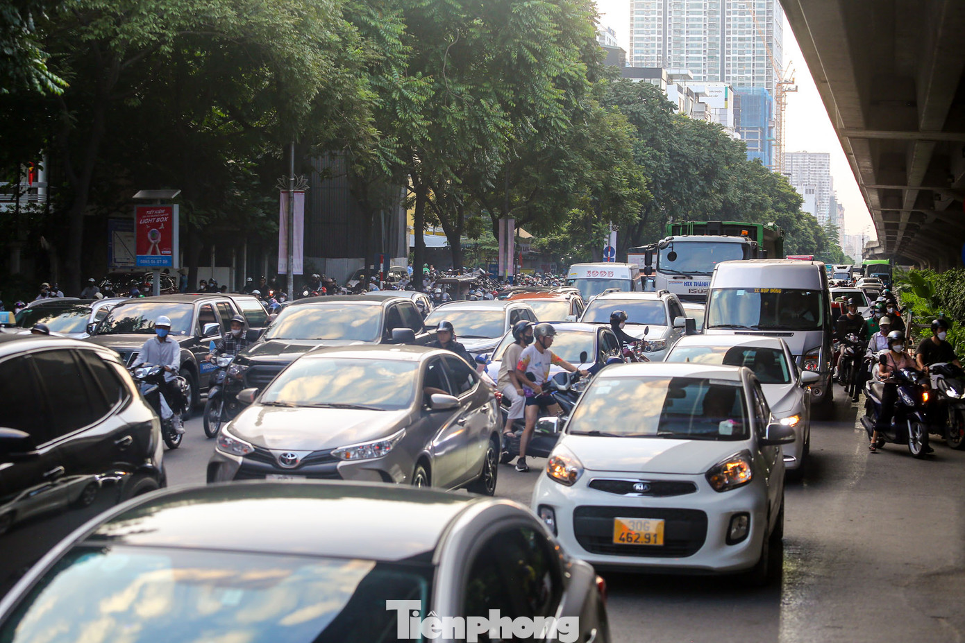 Đường Khuất Duy Tiến (quận Thanh Xuân) tắc cứng, đây là một trong những điểm nóng giao thông trong những ngày trước kỳ nghỉ lễ.
