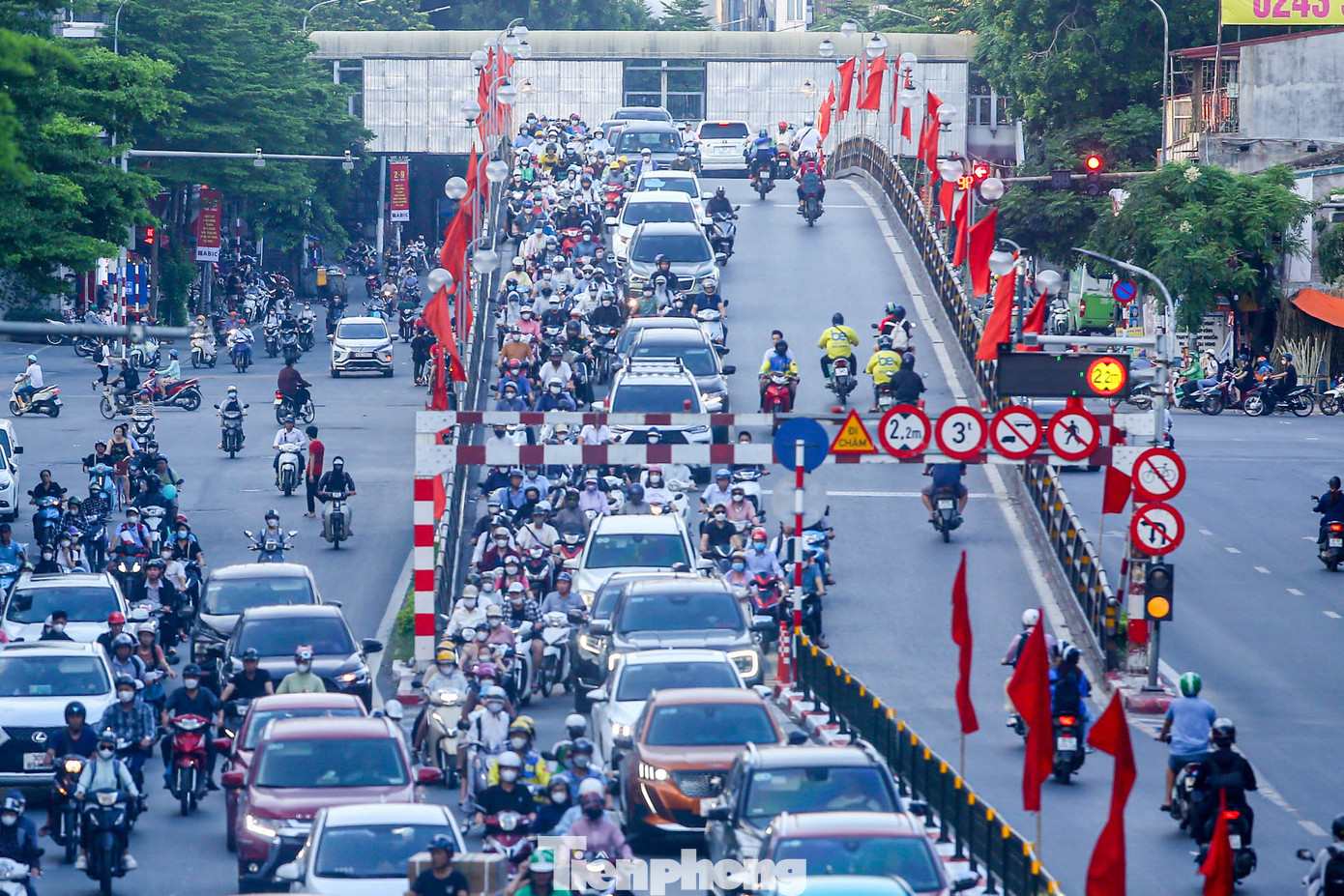 Tuyến đường Tây Sơn, cầu vượt Thái Hà ùn tắc từ 17h kéo dài đến chập tối.