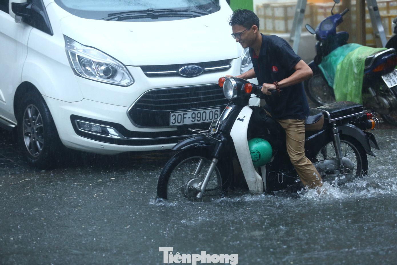 Nhiều phương tiện "chết đuối" sau khi lao vào "biển nước".