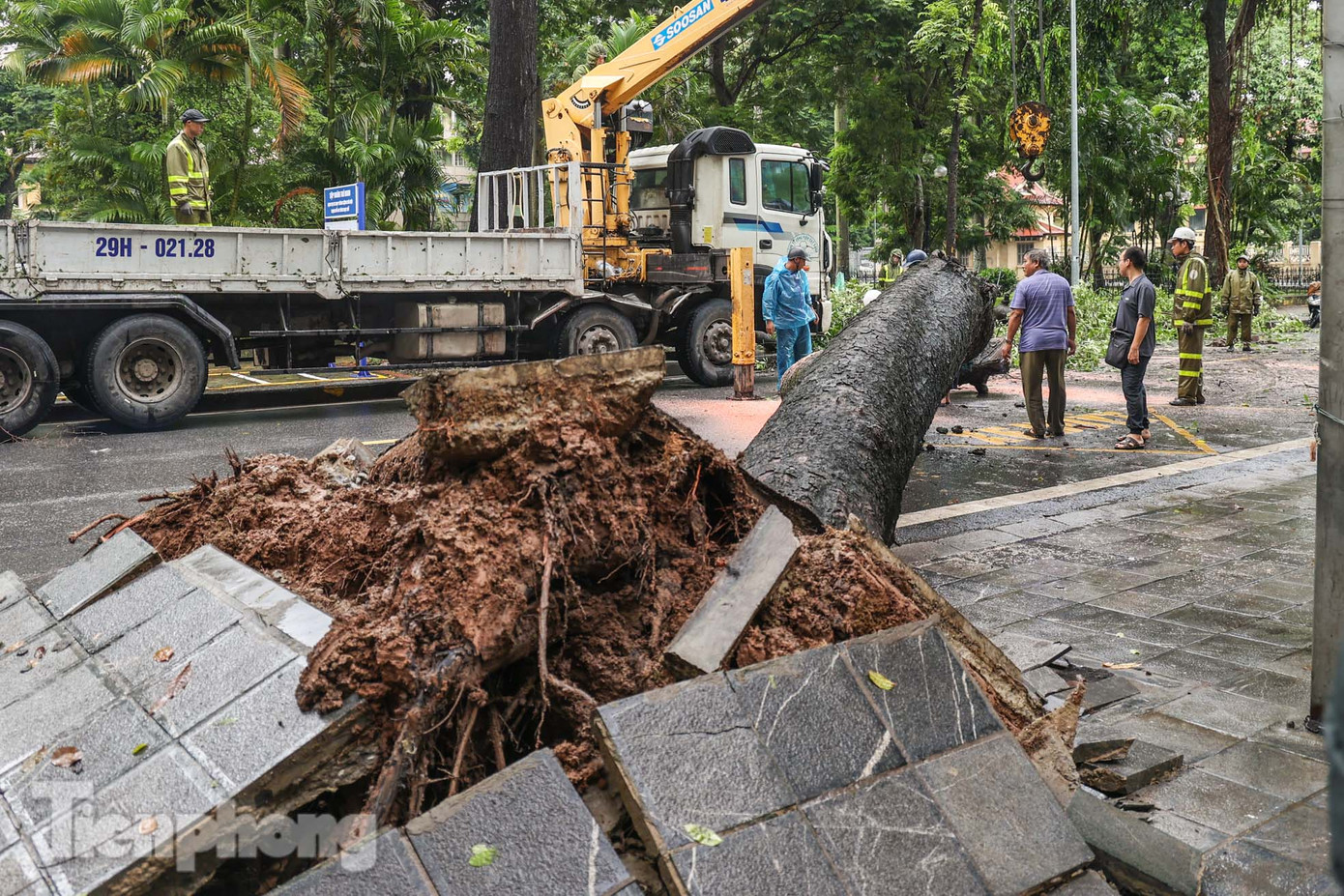 Khoảng 30m2 vỉa hè lát đá phố Tăng Bạt Hổ bị bong tróc.