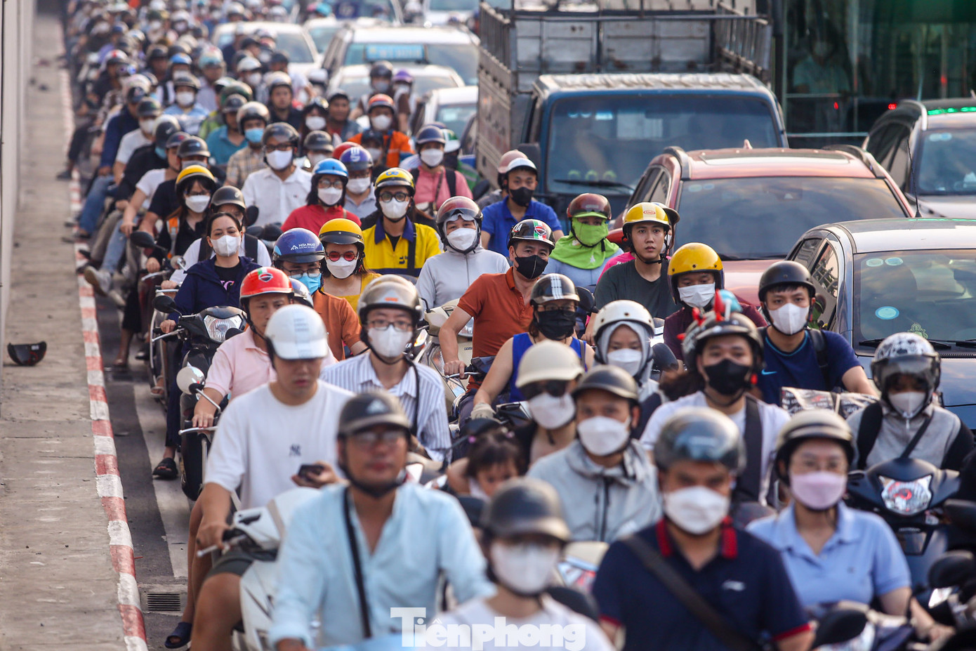 Nhiều người tỏ ra khá mệt mỏi khi một lúc chỉ nhích được 1-2 bước.