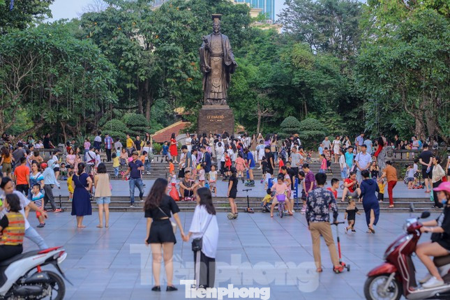 Tượng đài vua Lý Thái Tổ nằm ngay sát hồ Gươm, khánh thành năm 2004 kỷ niệm vua Lý Thái Tổ tròn 1030 tuổi và cũng là dịp 50 năm giải phóng Thủ đô.