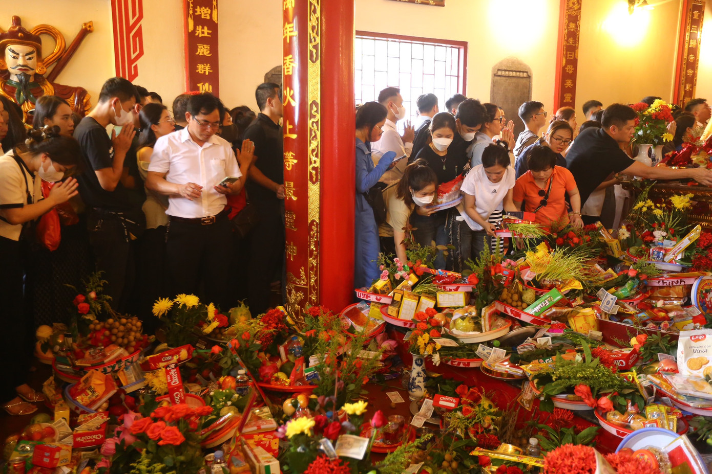 Bên trong điện chính gần như không còn chỗ đứng, sắp lễ.