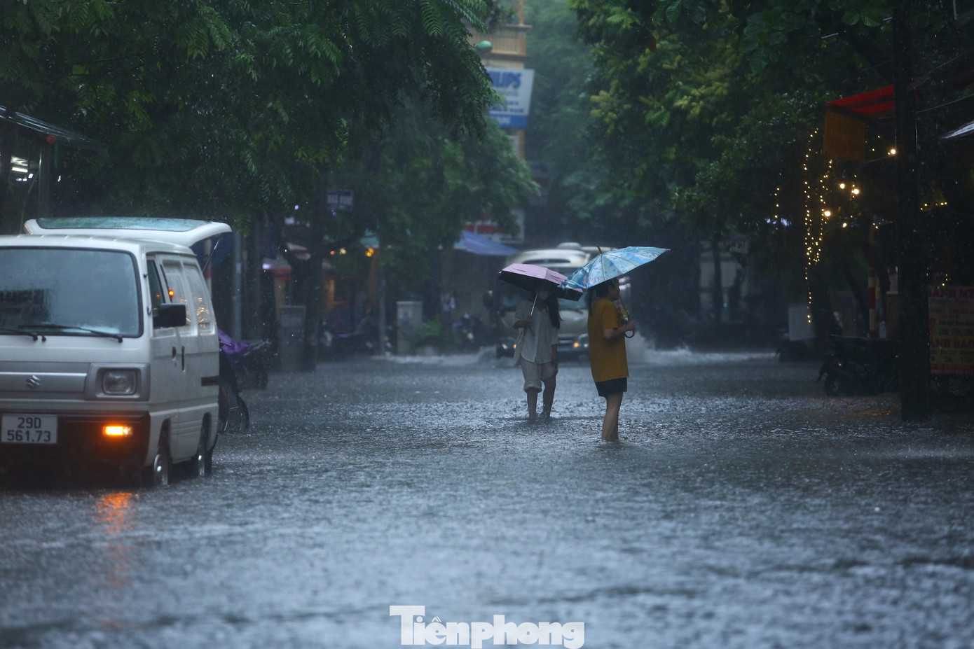 Tương tự, phố Vương Thừa Vũ nhanh chóng thành "biển nước" sau cơn mưa rào và dông.