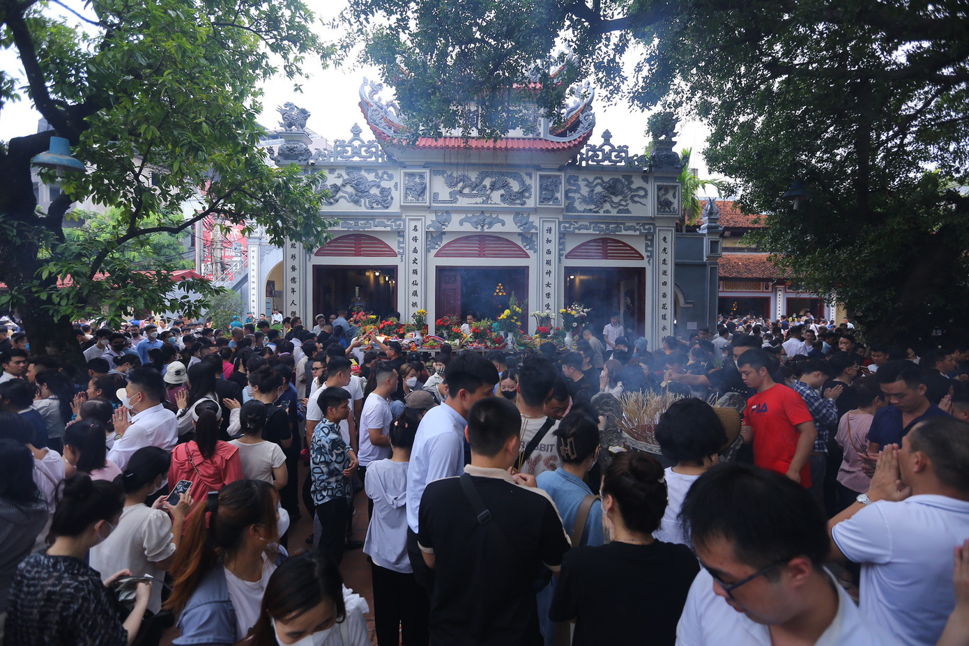 Mặc cho thời tiết Hà Nội đang nắng nóng, nhiều người vẫn đến Phủ Tây Hồ chen chúc, hành lễ trong ngày đầu tiên của tháng 7 Âm lịch.