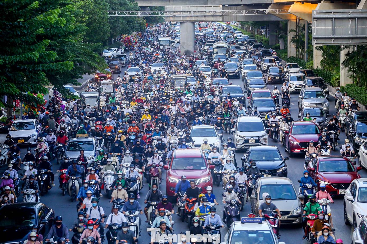 Đường Nguyễn Trãi (quận Thanh Xuân) ùn tắc nghiêm trọng cả hai chiều.