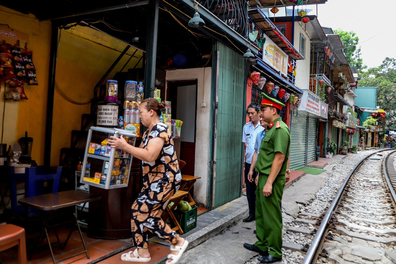 Việc kinh doanh tại khu vực này đã vi phạm hành lang an toàn đường sắt, tiềm ẩn nhiều nguy cơ tai nạn.