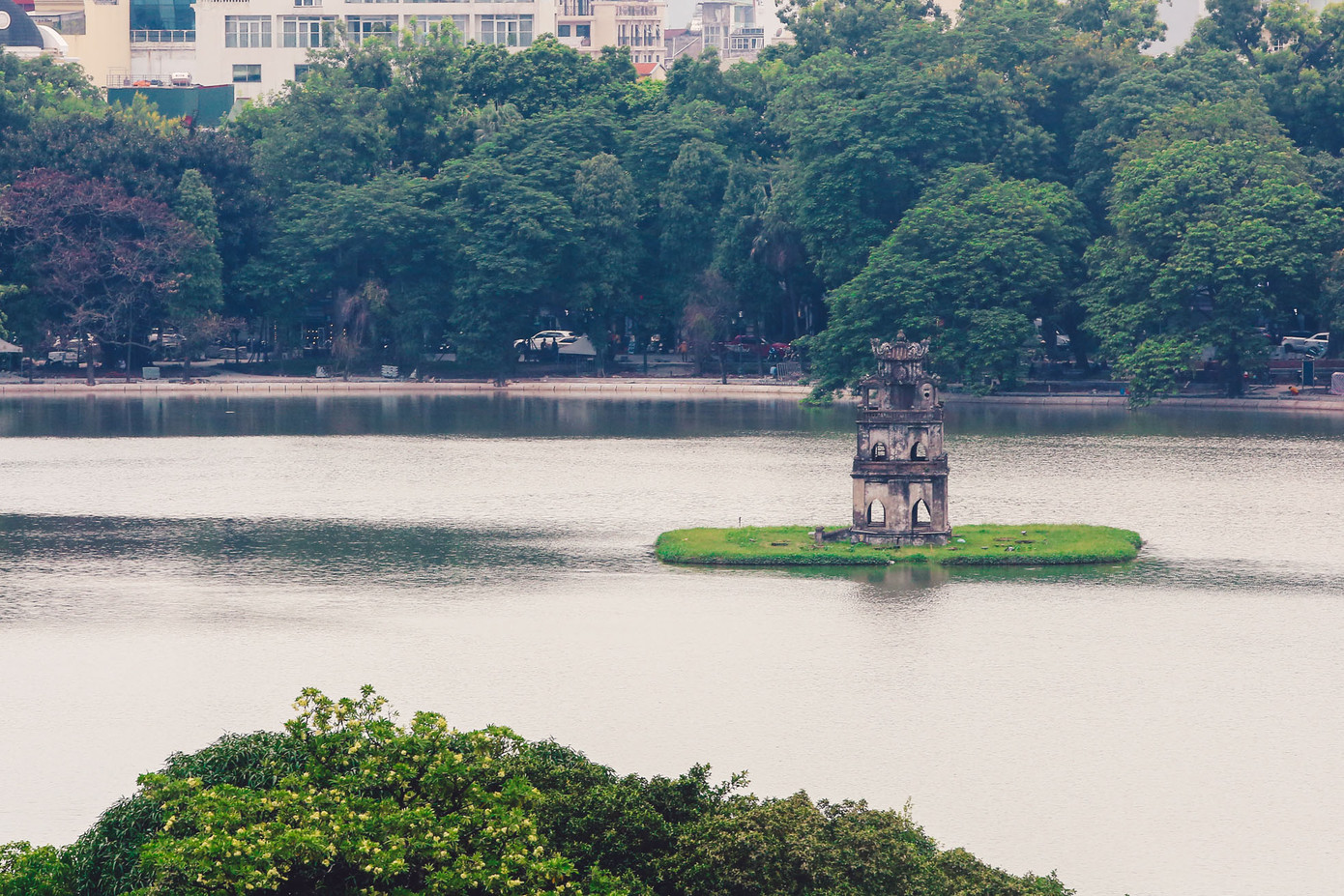 Gắn liền với quận Hoàn Kiếm là hồ Gươm (hay còn gọi là hồ Hoàn Kiếm) là một thắng cảnh nổi tiếng bậc nhất Hà Nội. Tên gọi Hoàn Kiếm xuất hiện vào đầu thế kỷ 15, gắn với truyền thuyết vua Lê Lợi trả gươm báu cho rùa thần.