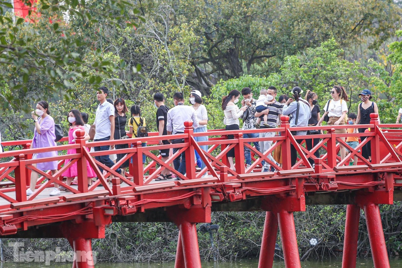 Cầu Thê Húc với kiến trúc độc đáo luôn thu hút khách du lịch.