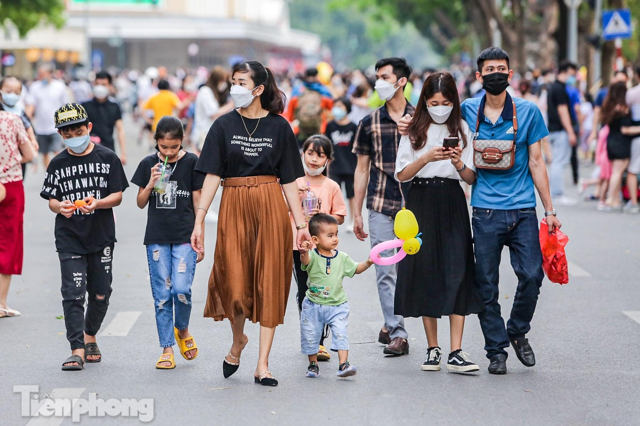 Với nhiều công trình lịch sử, di tích văn hóa, không gian đi bộ quanh hồ Hoàn Kiếm luôn thu hút lượng khách du lịch lớn vào những ngày cuối tuần, ngày lễ.