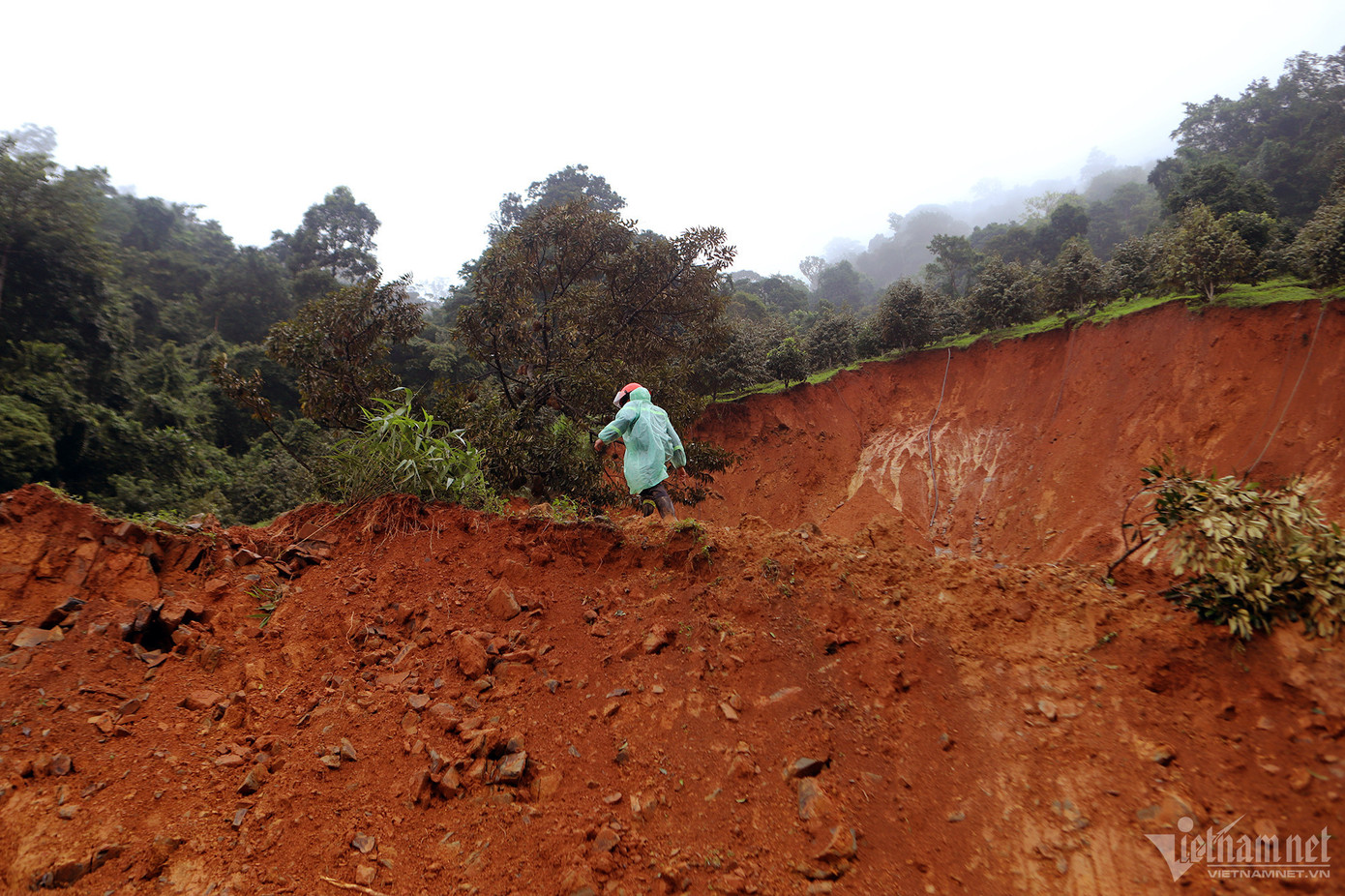 Khu vực sạt lở đất ở đèo Bảo Lộc khiến 3 chiến sĩ hy sinh, 1 người dân tử vong. Ảnh: Xuân Ngọc