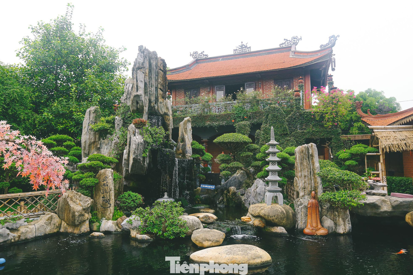 Hòn non bộ mang kiến trúc độc đáo, vẻ đẹp thanh tịnh.