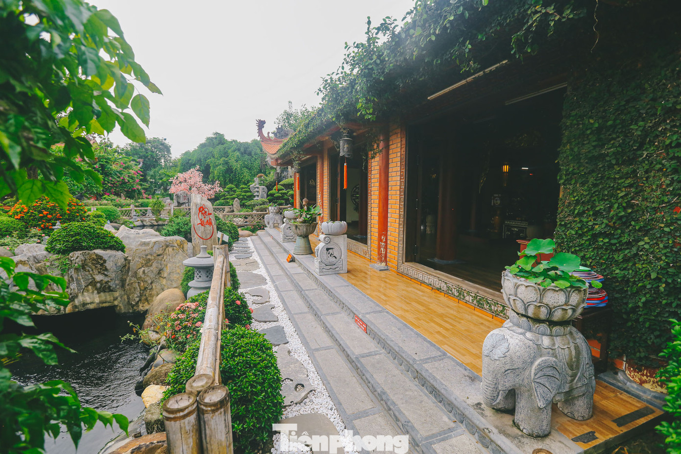 Để có được diện mạo khang trang, bề thế như hiện nay là sự góp sức, hỗ trợ tâm huyết của đông đảo Tăng ni, Phật tử trong và ngoài nước. Đích thân hòa thượng Thích Thiên Ân viết chữ thư pháp, họa tranh, trang trí cho cảnh quan ngôi chùa. Chính vì thế, khi đến chiêm bái tại đây, du khách sẽ cảm thấy vô cùng ấn tượng với phong cách nghệ thuật độc đáo riêng biệt.