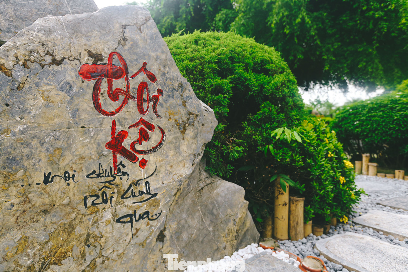 Đặc biệt, các phiến đá hầu hết đều được đích thân Đại đức Trụ trì Thích Thiên Ân đề thư pháp, những dòng thư pháp thanh thoát và uyển chuyển tạo nên một dấu ấn riêng kết hợp với những bức họa nghệ thuật tạo nên nét đẹp thơ mộng cho chùa.