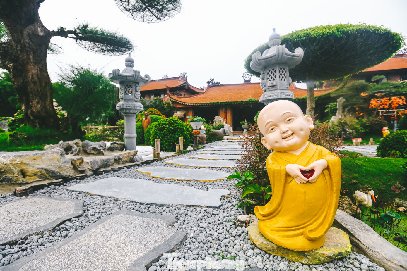 Với thiết kế tinh tế, hài hòa với thiên nhiên, bất cứ góc nhỏ trong khuôn viên ngoại cảnh của chùa cũng có thể phù hợp để check-in lưu giữ kỷ niệm về chuyến tham quan.