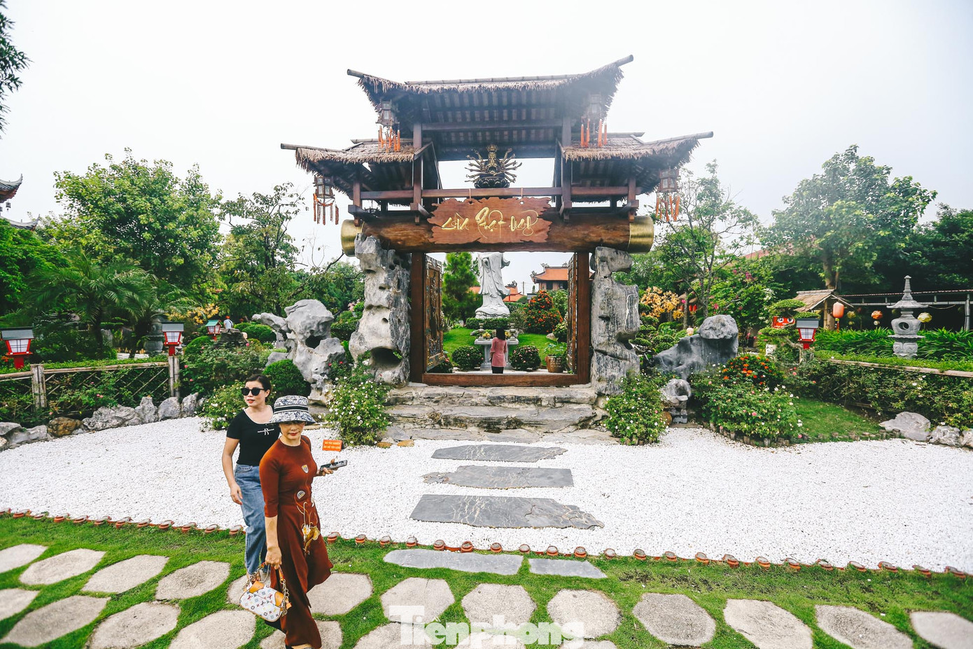 Chùa Phật Quang là ngôi chùa cổ gần trăm năm tuổi ở thôn Dư Nhân, huyện Thanh Liêm (Hà Nam), cách trung tâm thành phố Hà Nội khoảng 70km.