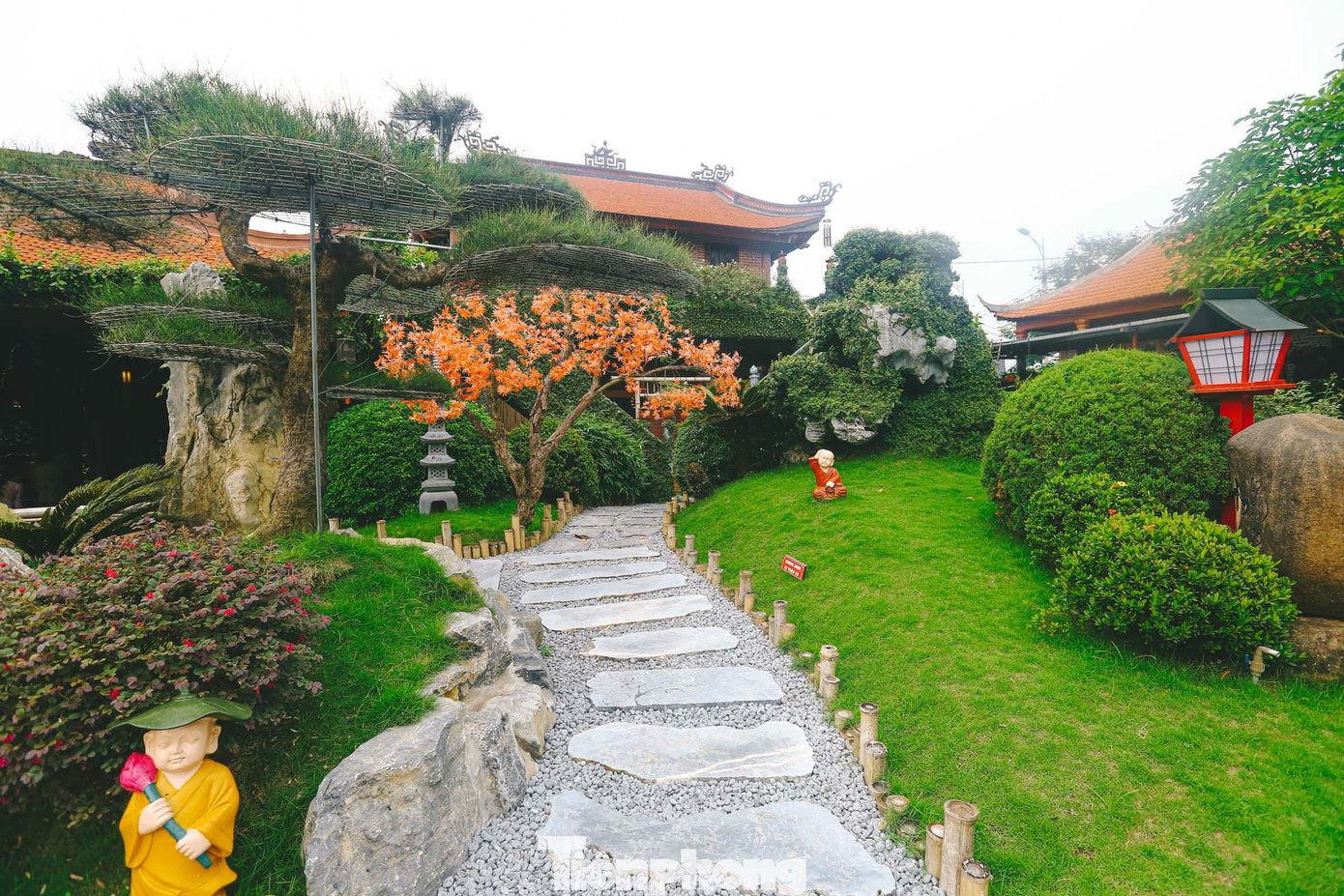 Rảo bước trên con đường được lát đá tỉ mỉ trên nền đá mạt trắng tinh để đi vào bên trong chùa, cây cỏ xanh mát dọc các cung đường dẫn vào chùa.