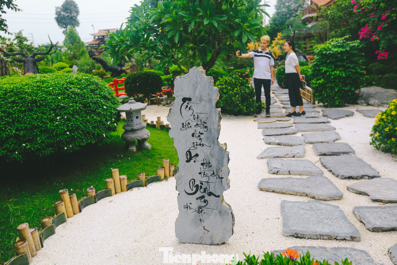 Những bức thư pháp thanh thoát trên mặt đá. Không gian vườn tược chung quanh khiến kiến trúc chùa Phật Quang càng thêm nổi bật