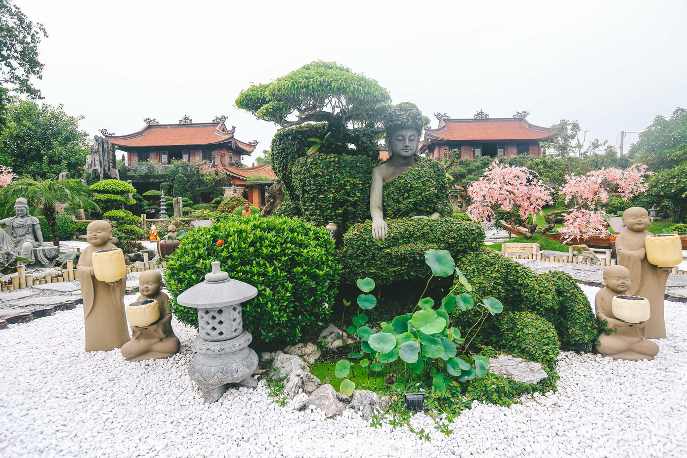 Điều đặc biệt là Chùa Phật Quang rất thanh tịnh, không xô bồ hay hương khói nghi ngút. Đổi lại, không khí xanh mát, thoáng đãng của ngôi chùa khiến du khách có cảm giác bình yên, nhẹ nhàng như thanh tẩy tâm hồn