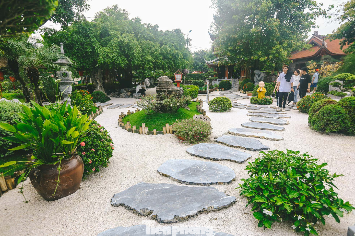 Không gian của chùa thanh tịnh, bình yên, được bao quanh bởi nhiều cây cối, hoa cỏ. Nhiều du khách đến thăm trầm trồ bởi vẻ đẹp dung dị, tinh tế trong cách trang trí khuôn viên chùa, đem lại không gian thanh tịnh, nhẹ nhàng cho mọi người khi bước chân vào chùa.