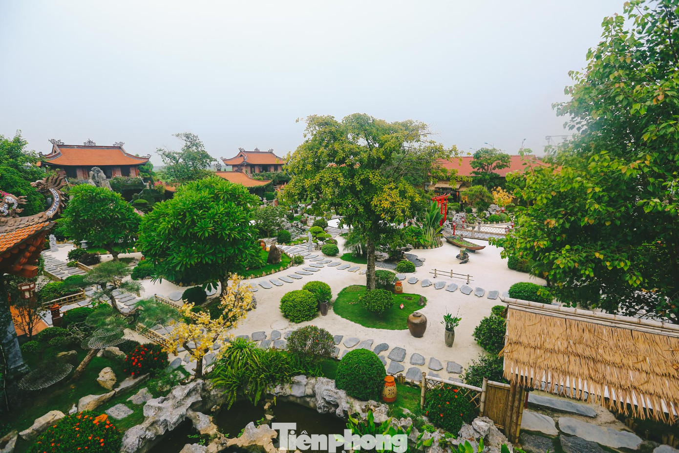 Chùa được xây dựng trên khuôn viên rộng, mặt sân được rải đá mạt tráng trắng tinh khôi với đường đi là đá tự nhiên cắt thành từng miếng nhỏ trên nền cỏ xanh. Trong chùa có rất nhiều tiểu cảnh trang trí, tạo nên không gian tươi mát như: hòn non bộ, hồ cá, lầu khách, lầu trà.