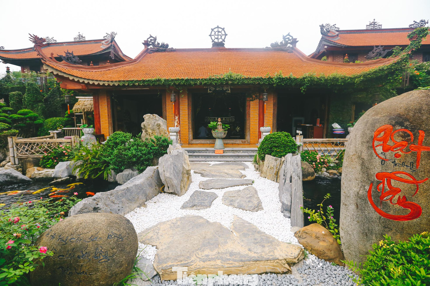 Trong chùa còn có nhiều công trình kiến trúc với dấu ấn riêng như Chùa Tam Bảo, giảng đường, lầu trà và nhiều hạng mục khác.