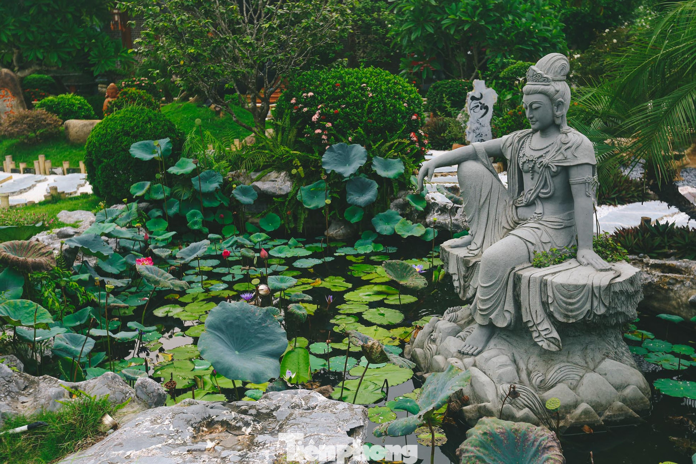 Một công trình kiến trúc Phật giáo công phu, tinh tế với không gian ngoại thất được sắp xếp kỳ công.