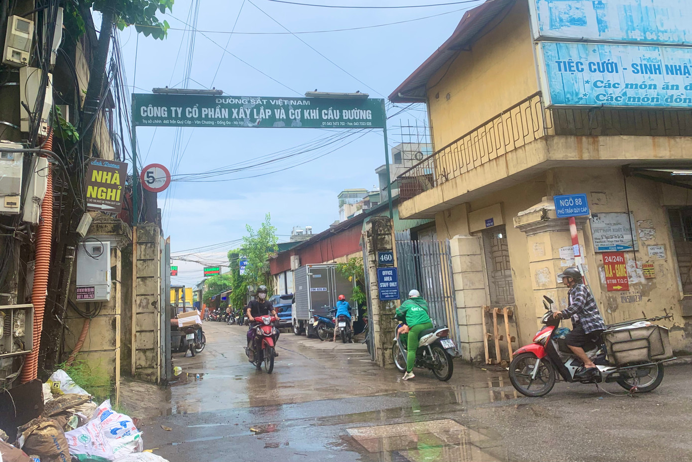 Một cơ sở gây ô nhiễm môi trường nghiêm trọng và không phù hợp với quy hoạch xây dựng đô thị được chỉ ra là Công ty Cổ phần Xây lắp và cơ khí cầu đường tại số 460 Trần Quý Cáp (phường Văn Chương, quận Đống Đa).