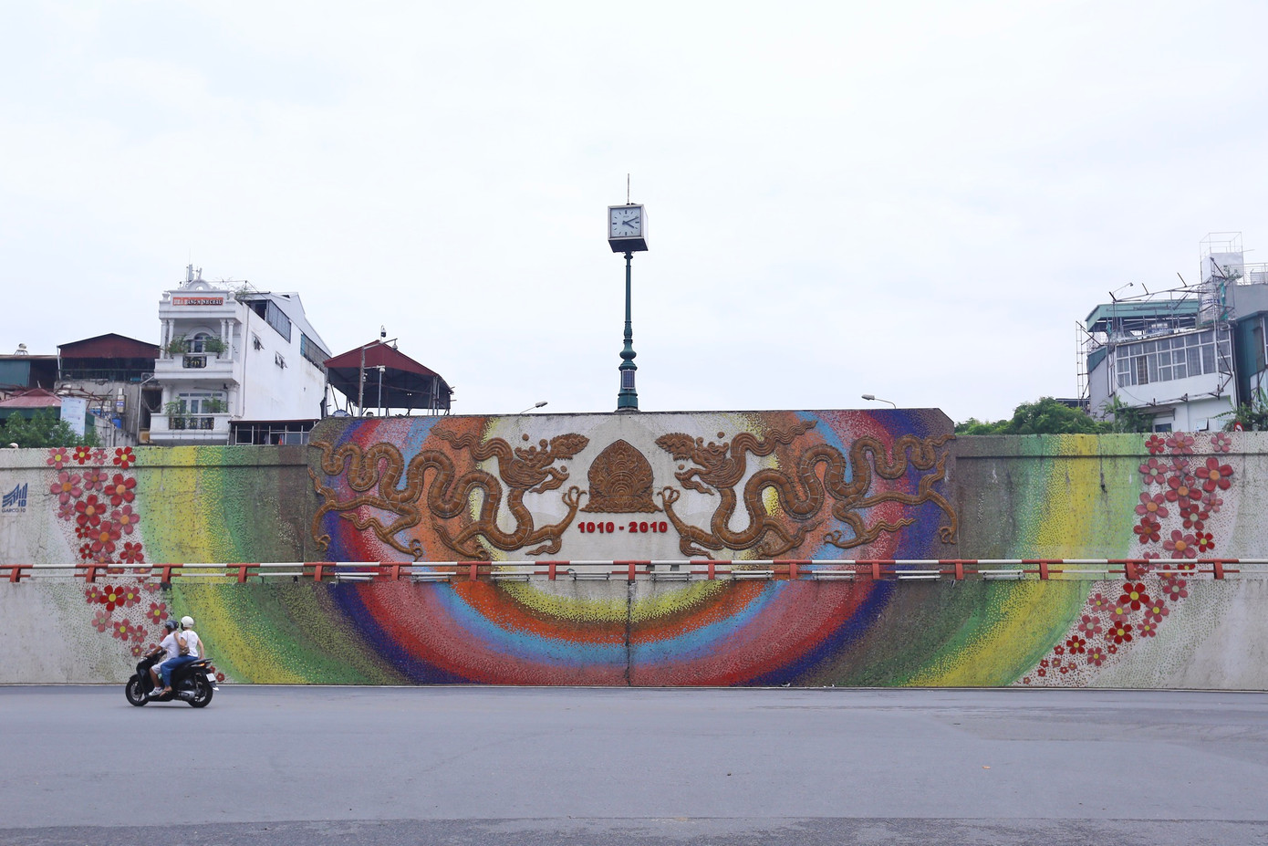 Quận Hoàn Kiếm (Hà Nội) có diện tích tự nhiên khoảng 5,29 km2, tuy nhiên quận Hoàn Kiếm lại là quận trung tâm văn hóa, chính trị, kinh tế của thủ đô với rất nhiều công trình di tích lịch sử, văn hóa lâu đời, cũng là địa phương thu hút du khách trong và ngoài nước khi ghé thăm Hà Nội.