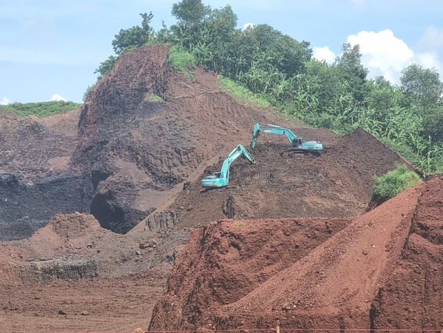 Điểm khai thác đất tại xã Suối Cát không đúng thiết kế, mất an toàn. Điểm khai thác đất tại xã Suối Cát không đúng thiết kế, mất an toàn.