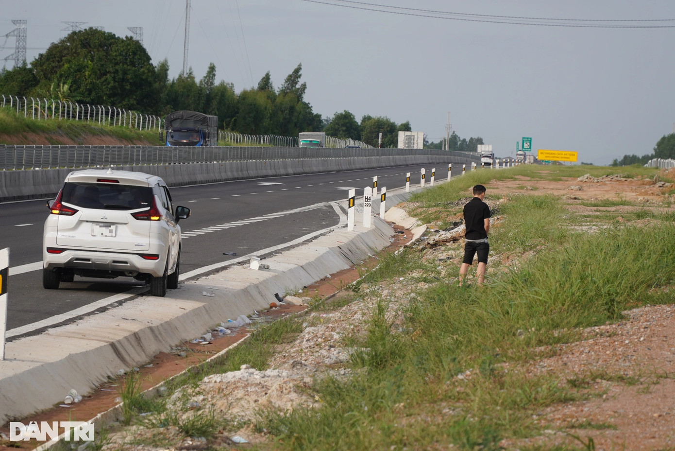 Do chặng đường dài từ Dầu Giây ra đến Vĩnh Hảo không có trạm dừng nghỉ, nhiều tài xế, bà con thường phải "giải quyết nhu cầu cá nhân" ngay ven đường rất bất tiện. "Nhiều chị em phụ nữ rất cần nhà vệ sinh kín đáo, tiện lợi nên tôi quyết định mua bạt về dựng tạm", anh Thanh nói.
