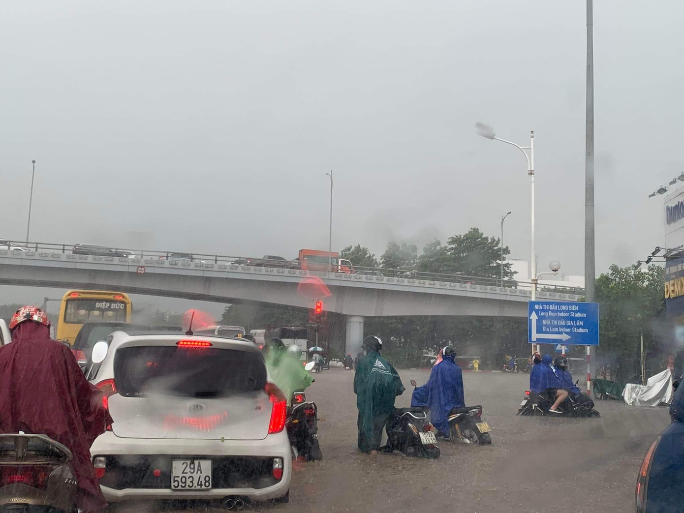 Nhiều phương tiện liều mình lao vào trong biển nước, nhanh chóng chết máy.