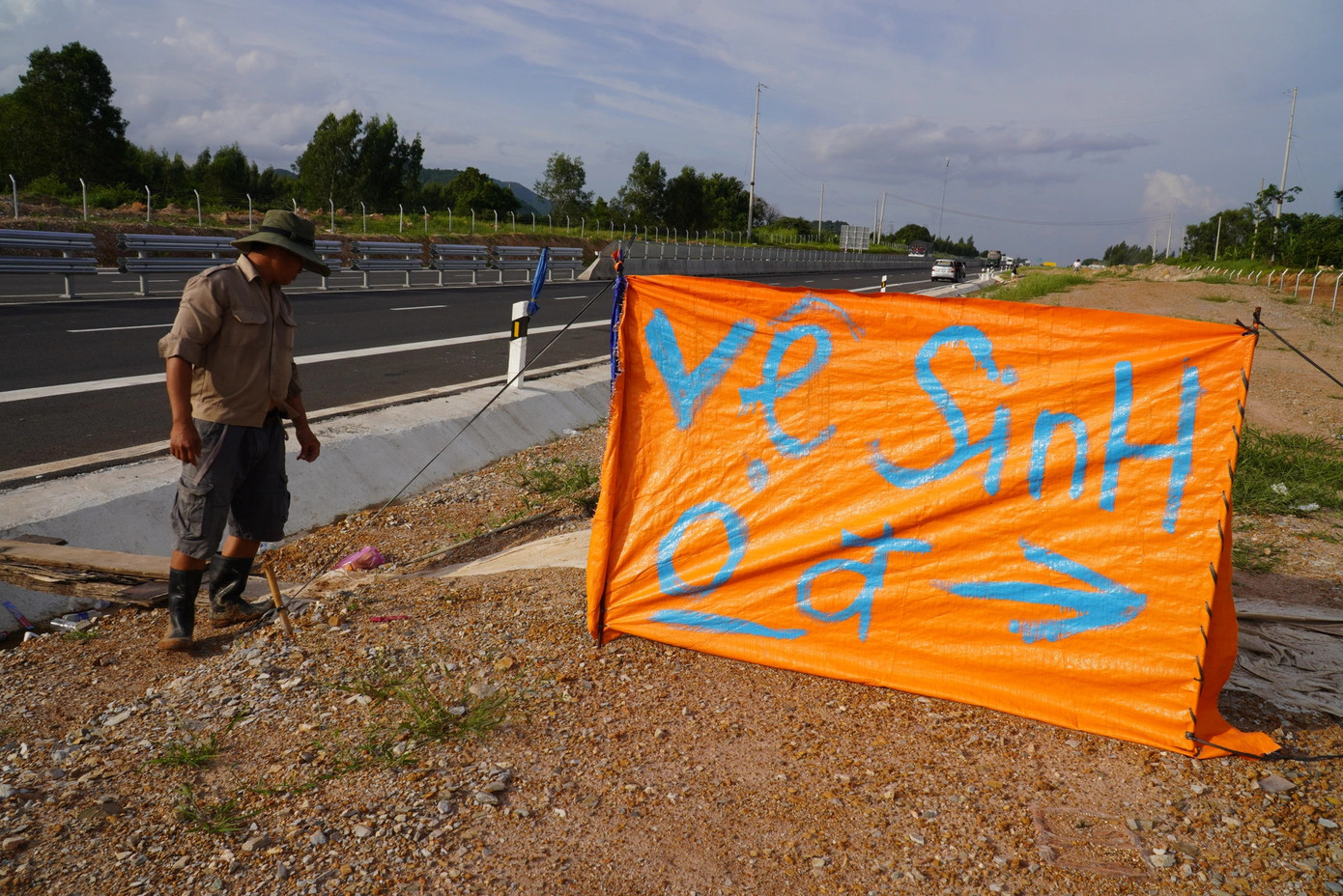 Chuyện thật như đùa nhưng là thật 100% tại cao tốc Vĩnh Hảo - Phan Thiết. Thấy cao tốc chưa có trạm dừng nghỉ, nhiều xe dừng nghỉ tại làn dừng khẩn cấp không có chỗ đi vệ sinh nên anh Thanh (ngụ xã Hàm Liêm, huyện Hàm Thuận Bắc, tỉnh Bình Thuận) dựng tạm căn nhà vệ sinh nhỏ ngay làn dừng khẩn cấp giữa lý trình Km223 và Km224 hướng từ TPHCM đi Bình Thuận.