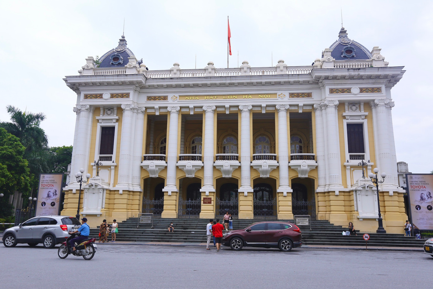 Nhà hát Lớn Hà Nội là công trình mang đường nét kiến trúc của các nhà hát ở miền Nam nước Pháp. Không gian biểu diễn, cầu thang, lối vào sảnh... giống với các nhà hát ở châu Âu đầu thế kỷ XX.