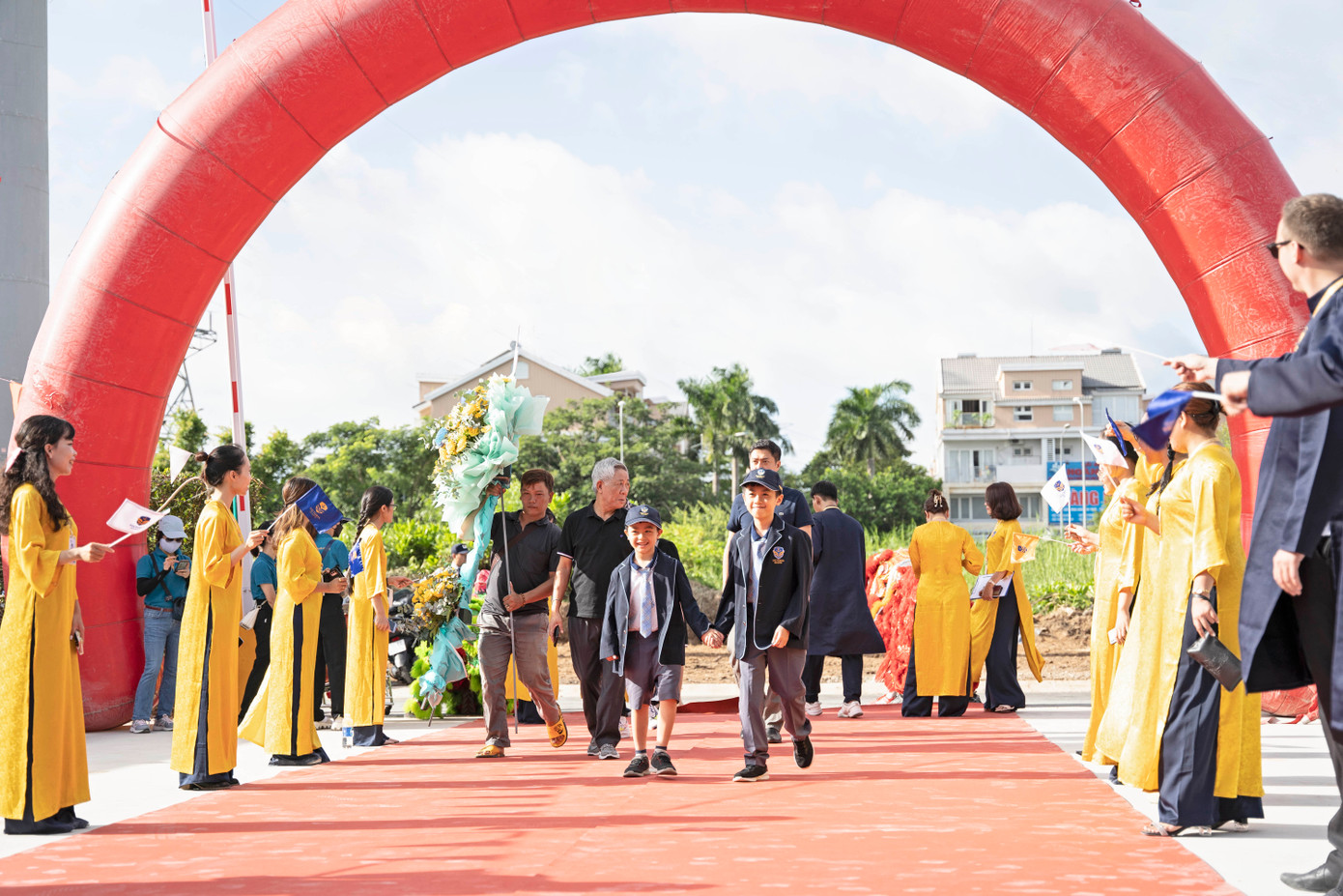 Quý thầy cô trường Victoria School chào đón phụ huynh và học sinh tham dự lễ khánh thành.