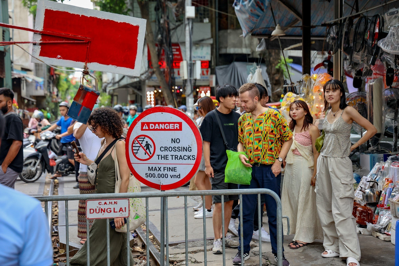 Nhiều khách du lịch tìm đến đây nhưng không thể trải nghiệm cà phê đường tàu.