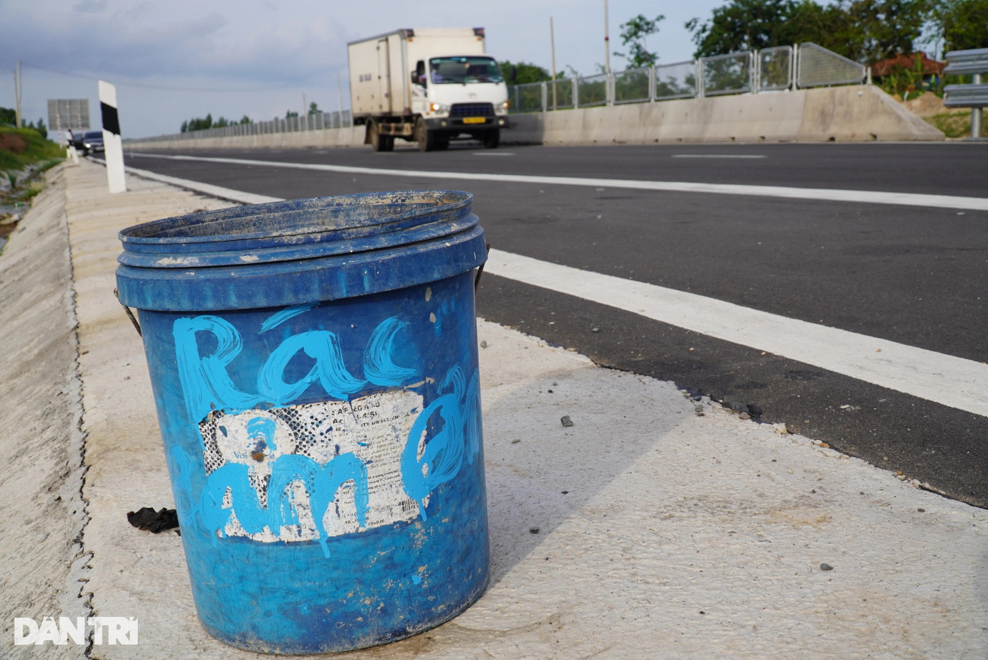 Dù rất chu đáo chuẩn bị thùng rác đặt 2 bên làn dừng khẩn cấp cao tốc Vĩnh Hảo - Phan Thiết nhưng người dân cứ xả ra bên ngoài.