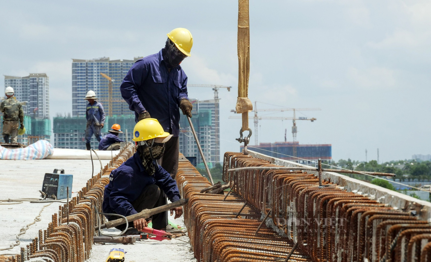 Hiện, phần cầu đã được nối liền, các hàng mục như đường dẫn hai bên bờ cầu, lan can, lề bộ hành... đang tiếp tục thi công.