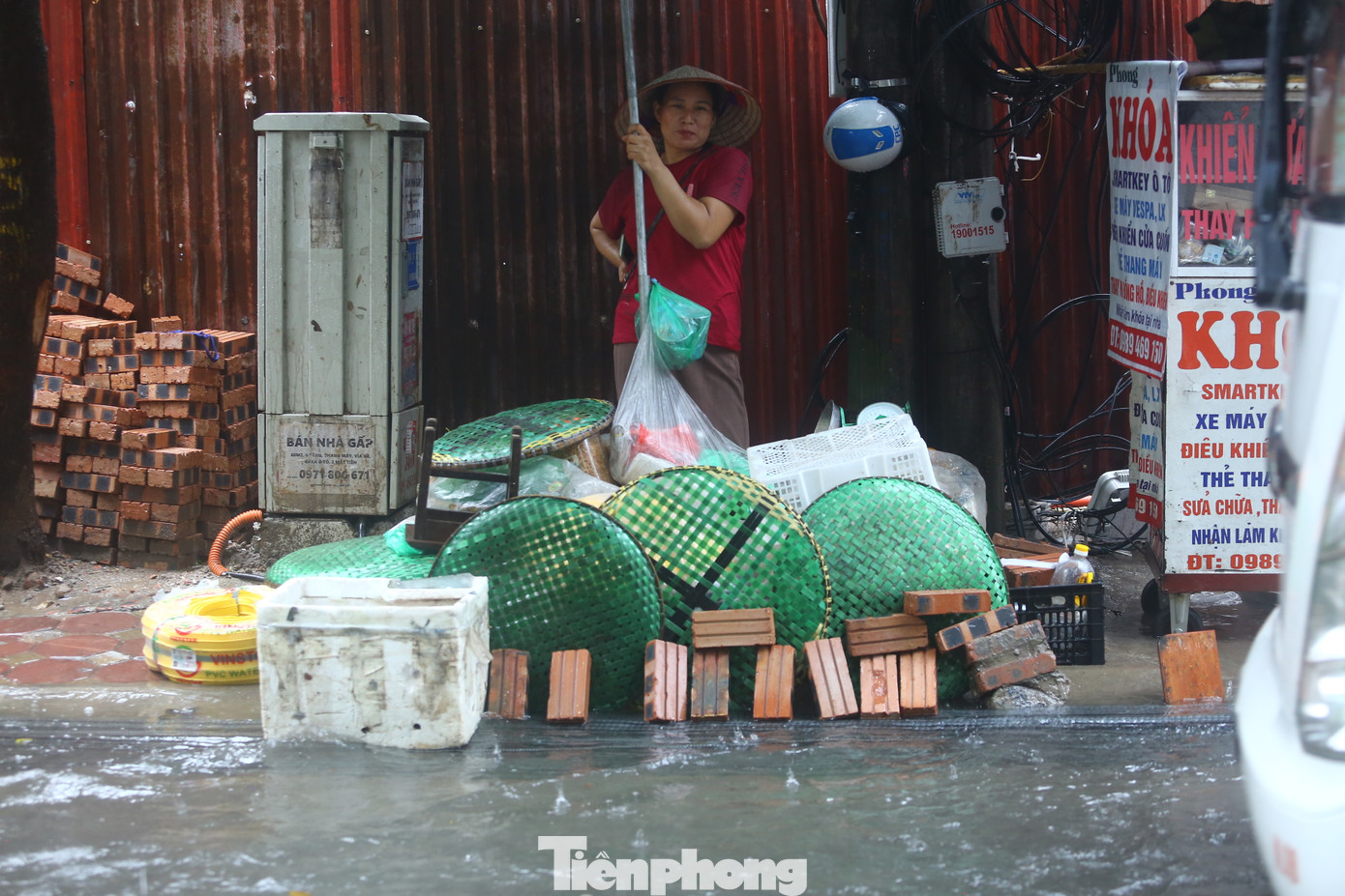 Một tiểu thương bám trụ giữa "biển nước".