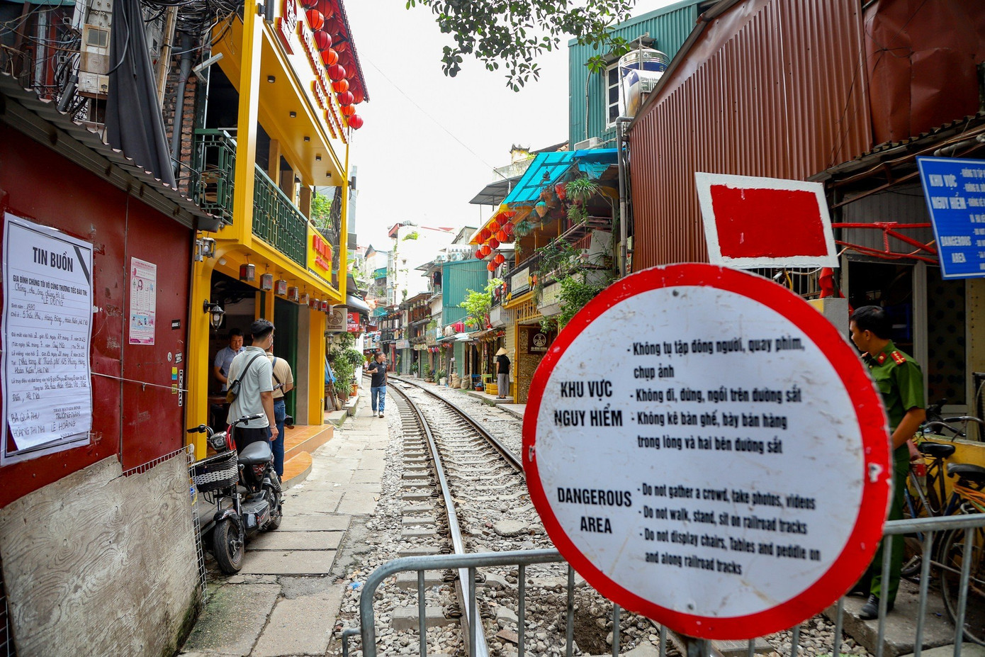 "Việc cấm hoạt động kinh doanh tại đây chưa phải là biện pháp triệt để, mà cần sớm tổ chức phương án giải toả, di dời người dân ra khỏi khu vực hành lang an toàn đường sắt", Phó Chủ tịch UBND phường Hàng Bông cho biết.