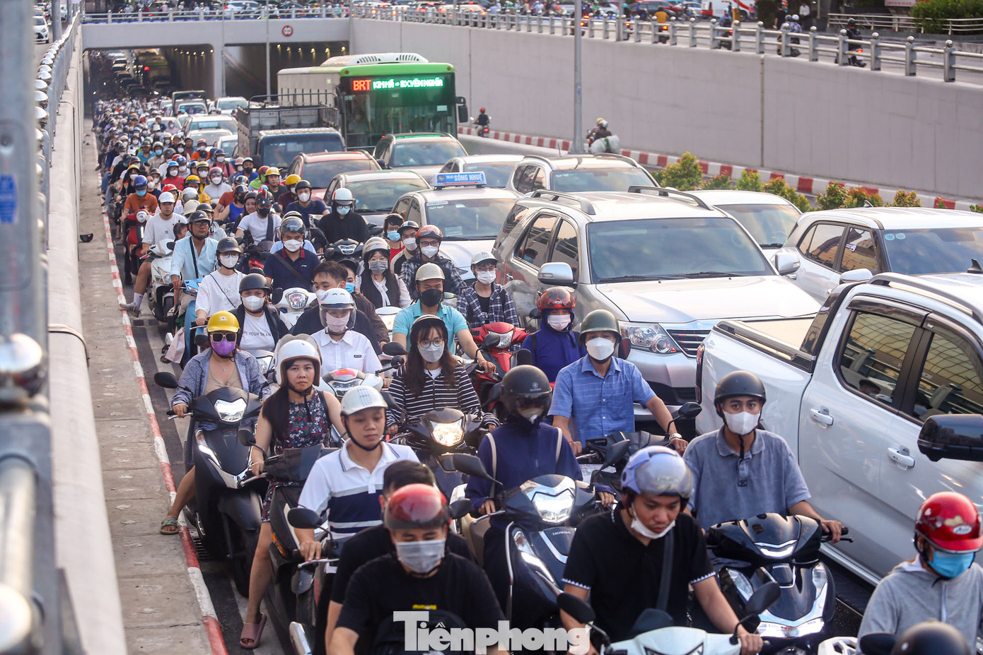 Tắc nghẽn tại hầm chui Lê Văn Lương.