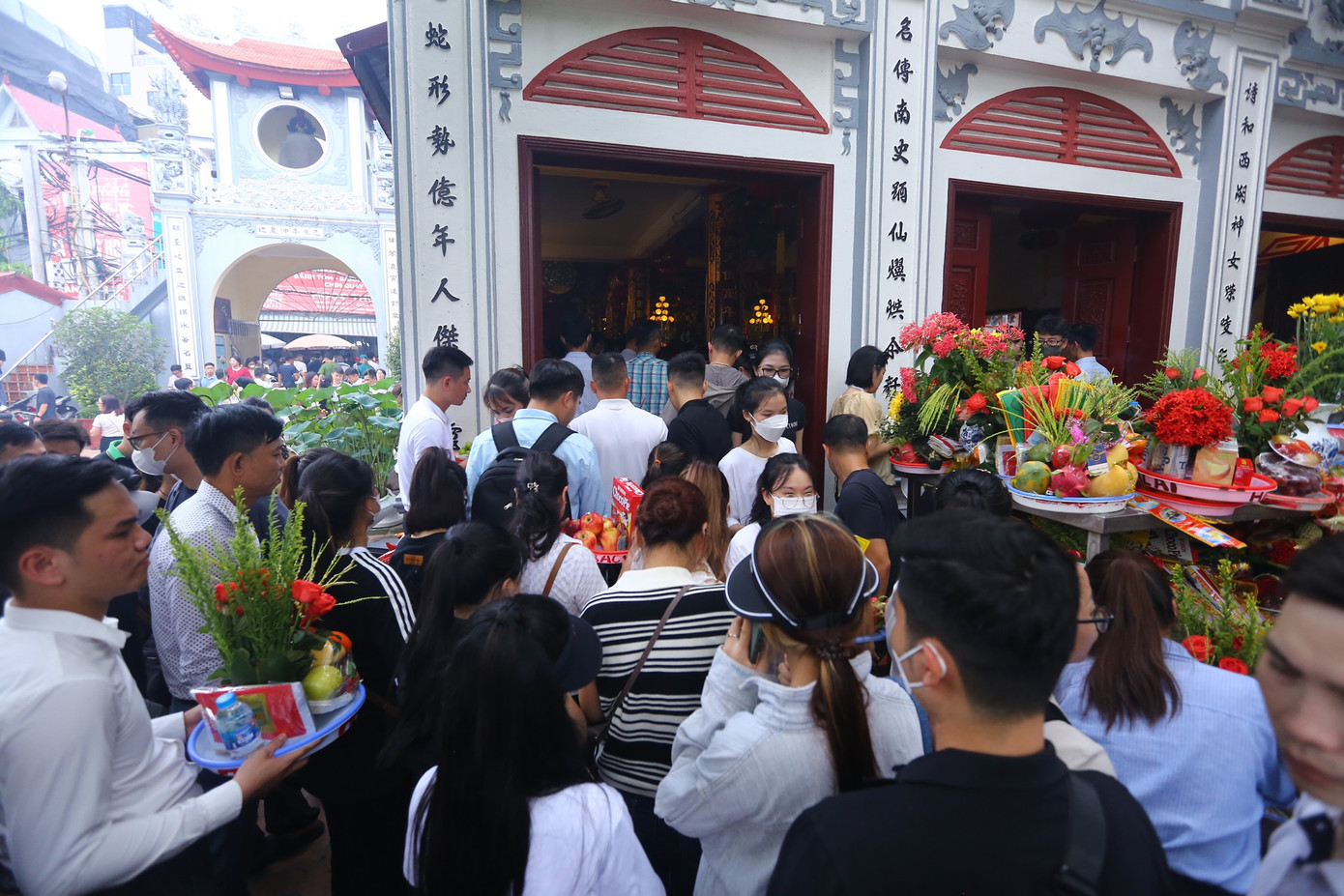 Các lối ra vào phủ đều trong tình trạng đông nghẹt đến "ngột thở".