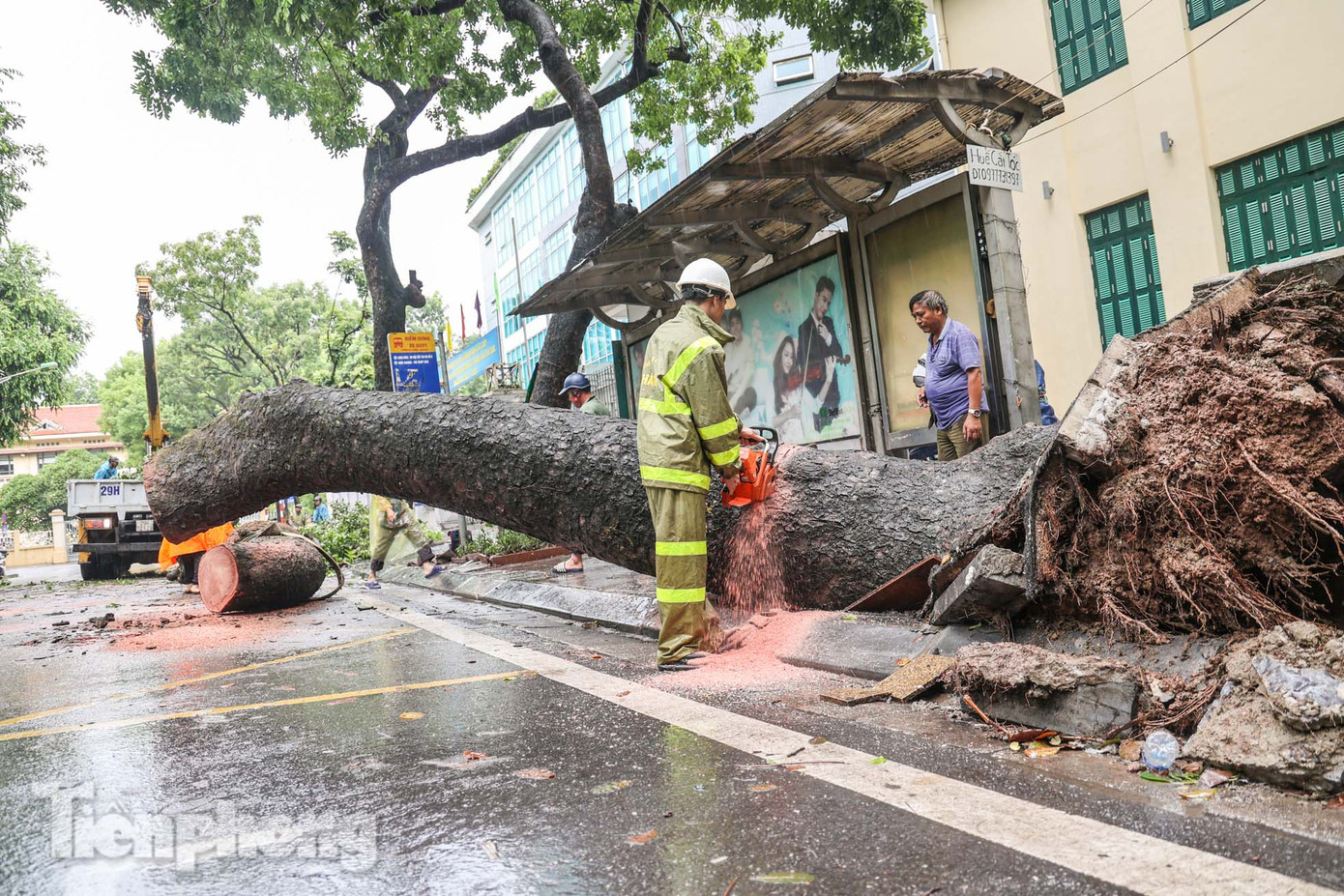 Theo Trung tâm Dự báo Khí tượng Thủy văn Quốc gia, những ngày qua, Hà Nội và nhiều địa phương miền Bắc ở trong đợt mưa lớn diện rộng. Khu vực được dự báo tiếp diễn mưa dông đến ngày 8/8. Mưa kéo dài khiến đất đá ngấm nước, dễ gây ra tình trạng sạt lở. Cơ quan khí tượng cảnh báo lũ quét, sạt lở tác động rất xấu đến môi trường, uy hiếp tính mạng của người dân; gây tắc nghẽn giao thông cục bộ, làm ảnh hưởng tới quá trình di chuyển của các phương tiện.