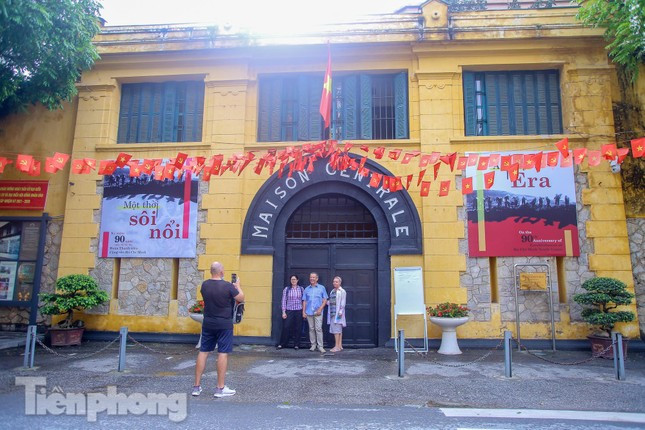 Di tích nhà tù Hỏa Lò do thực dân Pháp đã xây dựng từ thế kỷ 19. Đây là một trong số những nhà tù lớn nhất của thực dân Pháp ở Đông Dương thời đó.